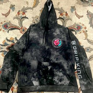 I’m selling a beautiful sweater from fresh laundry which is charcoal black